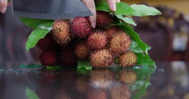 Yerel çiftçi pazarında sergilenen taze, sağlıklı, kırmızı Rambutan meyve yığınının yakın plan görüntüsü. Taze hasat edilmiş Rambutan meyvesi görüntüleri. Yüksek kalite 