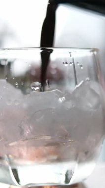 Buzlu kahve barmeni bir kahve kokteyline krema doldurur. Barista buzlu bir bardağa süt koyar, buzlu kahve hazırlar. Ferahlatıcı bir yaz içkisi. Yüksek kalite 