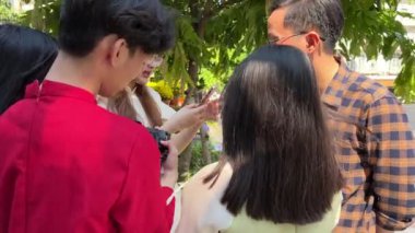 Saigon şehrinde tatillerde motosikletli otellerde yaşayan insanlar. Seyahat acentesi Asya 'da Ho Chi Minh Şehri Vietnam 06.18.2024