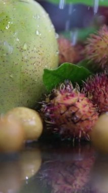 Tropik meyveli rambutan longam mango. Yüksek kaliteli FullHD görüntüler