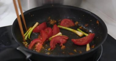 Tom Yum çorbası. Tom yum çorbasına dökülen doğranmış sebzelerin yakın plan çekimi. Yüksek kaliteli FullHD görüntüler