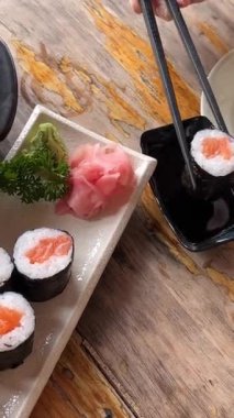 Tom Yum çorbası tofu, soba eriştesi, lahana, vişneli domates, taze soğan ve kişniş. Masa dönüşü. Yüksek kalite 4k görüntü