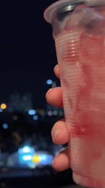 Dalış blenderi kullanarak taze karpuz hamurundan çıkan karpuz püresi. Yüksek kalite 4k görüntü
