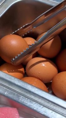 Vietnam 'da Asya mutfağında sıcak bir tencere hazırlamak için sıradan bir tabaktan haşlanmış yumurta alıp masada kendini pişireceksin. Yüksek kalite 4k görüntü