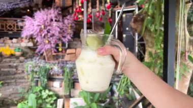 Muzlu Protein Milkshake içen Yulaf Hareketi Animasyonu. Soğuk yoğurt.