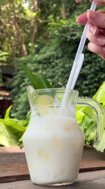 Muzlu Protein Milkshake içen Yulaf Hareketi Animasyonu. Soğuk yoğurt.