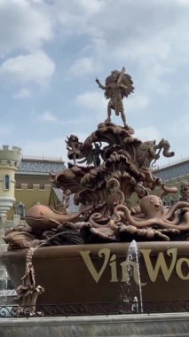 Vietnam 'daki Oceanarium VinWonders Phu Quoc lunapark turistleri. Phu Quoc Adası, Vietnam 