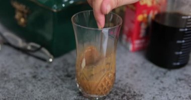 Karıştırdıktan sonra sütlü kahve bardakta döner. Yüksek kaliteli FullHD görüntüler