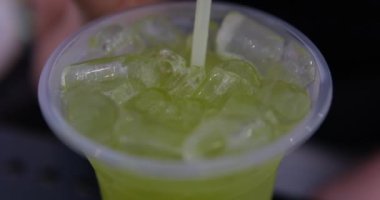 Caipirinha kokteyli. Barmen bir barda alkollü bir içki hazırlıyor. Kadife şekerli içecek