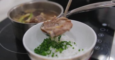 Pişmiş Funselli cam erişte desen dairesi dönüşünün üst görüntüsü. Yakın çekim. Yüksek kaliteli FullHD görüntüler