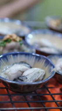 Deniz kabuğu midyeleri kapanıyor. Lezzetli deniz mahsulleri taze ürünler. Sağlıklı yiyecekler. Balık pazarı. Deniz ürünleri kabukları.