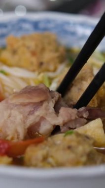 Karides veya karides ile pişirilmiş sıcak ve ekşi Tayland çorbası, Tom yum çorbası. Kahverengi kâsede kaşıkla yapılan nefis ev yapımı yemekler. Malzemeler ve sebzeler. Deniz ürünleri suyunda kullanılan baharatlar ve bitkiler..