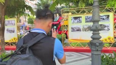 Saigon şehrinde tatillerde motosikletli otellerde yaşayan insanlar. Seyahat acentesi Asya 'da Ho Chi Minh Şehri Vietnam 06.18.2024