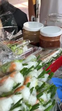 Bir çok farklı ürün sebze sebzesi güzel kesilmiş oyuncaklar. Her turist için geniş bir çeşit ürün seçimi. Vietnam Ho Chi Minh Şehri 06.18.2024.