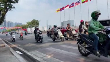Saigon şehrinde tatillerde motosikletli otellerde yaşayan insanlar. Seyahat acentesi Asya 'da Ho Chi Minh Şehri Vietnam 05.02.2024