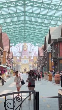 Vietnam 'daki Oceanarium VinWonders Phu Quoc lunapark turistleri. Phu Quoc Adası, Vietnam 06.19.2024 