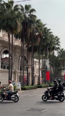 Ho Chi Minh şehrinde canlı bir akşam. Yerel halk ve canlı işaretlerle yürüyor. Asyalıların motosiklet hareketleri..