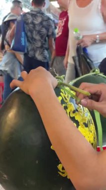 Bir çok farklı ürün sebze sebzesi güzel kesilmiş oyuncaklar. Her turist için geniş bir çeşit ürün seçimi. Vietnam Ho Chi Minh Şehri 06.18.2024.