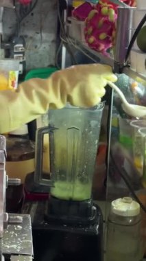 Bir çok farklı ürün sebze sebzesi güzel kesilmiş oyuncaklar. Her turist için geniş bir çeşit ürün seçimi. Vietnam Ho Chi Minh Şehri 06.18.2024.