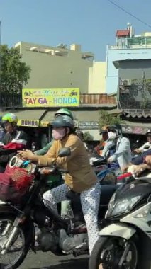 Saigon şehrinde tatillerde motosikletli otellerde yaşayan insanlar. Seyahat acentesi Asya 'da Ho Chi Minh Şehri Vietnam 06.18.2024