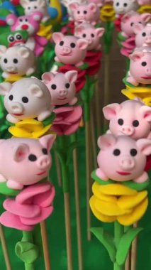 Bir çok farklı ürün sebze sebzesi güzel kesilmiş oyuncaklar. Her turist için geniş bir çeşit ürün seçimi. Vietnam Ho Chi Minh Şehri 06.18.2024.