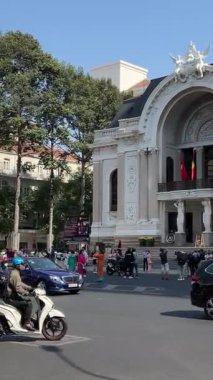  05.02.2024, Fransız Saygon Ho Chi Minh Şehri Vietnam tarafından 1899 yılında inşa edilen Saigon Opera Binası olarak bilinen Greko Roma Kadın Heykeli Eski Opera Binası Tiyatrosu. Yüksek kalite 4k görüntü