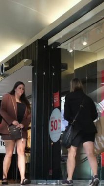 Metropolis Metropolis 'te British Columbia, Canada Burnaby 06.20.2024' te yürüyen insanlar var.