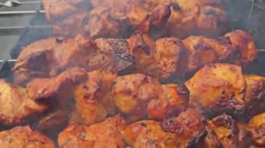 Lezzetli sıcak kebaplar. Şiş kebap ızgarada kızarır. Et, ızgarada sıcak kömürde pişirilir. Kızartma için şişte döner. Yüksek kalite 4k görüntü