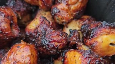 Taze pişmiş et. Barbekü fileto ve fileto, domuz filetosu bifteği. Kebap bifteği. Baharatlı barbekü. Açık hava. Yüksek kalite 4k görüntü