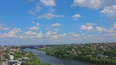 Vinnitsa Ukrayna 'nın Güney Böcek Nehri manzarası, Ukrayna bayrağı görünür. Manzara güzel gökyüzü ve şehir. Yüksek kalite 4k görüntü