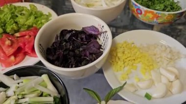 Vietnam pho çorbası, Vietnam 'da erişte çorbası, tabakta malzemeler, sokak yemekleri, lezzetli seyahatler, turistler, yerel nüfus. Yüksek kalite 4k görüntü