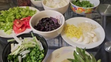 Vietnam pho çorbası, Vietnam 'da erişte çorbası, tabakta malzemeler, sokak yemekleri, lezzetli seyahatler, turistler, yerel nüfus. Yüksek kalite 4k görüntü