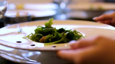 Kızarmış ya da ızgara somon, patates, kuşkonmaz, brokoli ve taze turpla sıcak salata. Aşçılık süreci adım adım