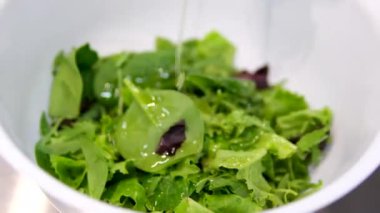 Kızarmış ya da ızgara somon, patates, kuşkonmaz, brokoli ve taze turpla sıcak salata. Aşçılık süreci adım adım