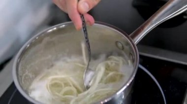Geleneksel Asya tava yemeği, domuz eti, tavuk ve soğanlı Hint eriştesi. - Evet. Vermicelli udon. Adım adım aşçılık