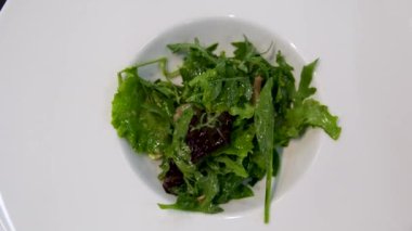 Kızarmış ya da ızgara somon, patates, kuşkonmaz, brokoli ve taze turpla sıcak salata. Aşçılık süreci adım adım