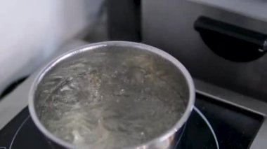 Kaynar su. Endüksiyon sobası panelinde kaynar su var. Hazır şehriye kaynayana kadar su pişir.. 