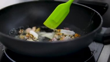 Karides salatası, funchoza, dolmalık biber. Restoran menüsü seçici odaklanma. Karidesli Funchoza