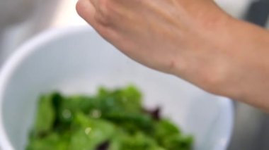 Kızarmış ya da ızgara somon, patates, kuşkonmaz, brokoli ve taze turpla sıcak salata. Aşçılık süreci adım adım