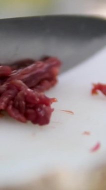 Asya mutfağı aşçılık süreci adım adım. Vermicelli tavası için ince dilimlenmiş et Tayland mutfağı. Tavuğu bıçakla doğrayın. Kesme tahtasında.. 