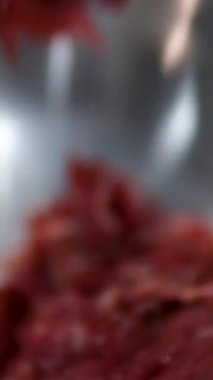 Asya mutfağı aşçılık süreci adım adım. Vermicelli tavası için ince dilimlenmiş et Tayland mutfağı. Yüksek kalite 4k görüntü