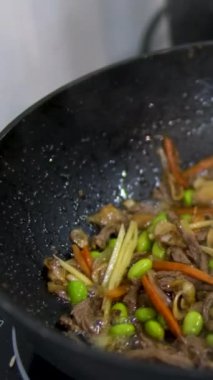 Geleneksel Asya tava yemeği, domuz eti, tavuk ve soğanlı Hint eriştesi. - Evet. Vermicelli udon. Adım adım aşçılık