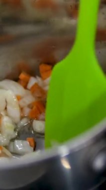 Çorba yapmadan önce paslanmaz çelik güveç havuç ve soğan. Yüksek kalite 4k görüntü