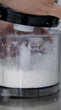 Blender hindistan cevizi öğütüyor. Fıstık ezmesi ve ekstra Virginia hindistan cevizi yağı. Yemek işlemcisinde tereyağı için. Masada ev yapımı vegan süet hazırlamak için. Yüksek kalite 4k görüntü