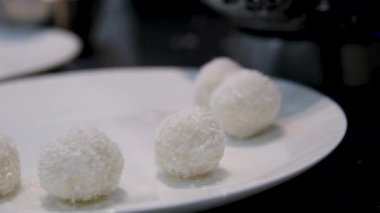 Hindistan cevizli badem ezmesi yapma işlemi. Hindistan cevizli Noel kurabiyesi. Alt bavyera Almanya 'sında ev yapımı kurabiyeler. Yüksek kalite 4k görüntü