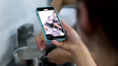 Profesyonel şef, yemek hazırlayan stajyerlerle konuşuyor. Vinnitsa Ukrayna 