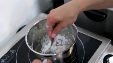 Profesyonel şef, yemek hazırlayan stajyerlerle konuşuyor. Vinnitsa Ukrayna 