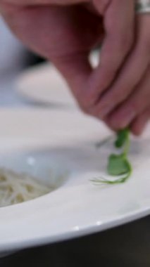 Karides salatası, funchoza, dolmalık biber. Restoran menüsü seçici odaklanma. Karidesli Funchoza