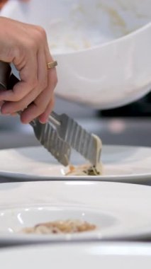 Karides salatası, funchoza, dolmalık biber. Restoran menüsü seçici odaklanma. Karidesli Funchoza