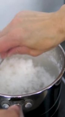 Hindistan cevizli badem ezmesi yapma işlemi. Hindistan cevizli Noel kurabiyesi. Alt bavyera Almanya 'sında ev yapımı kurabiyeler. Yüksek kalite 4k görüntü